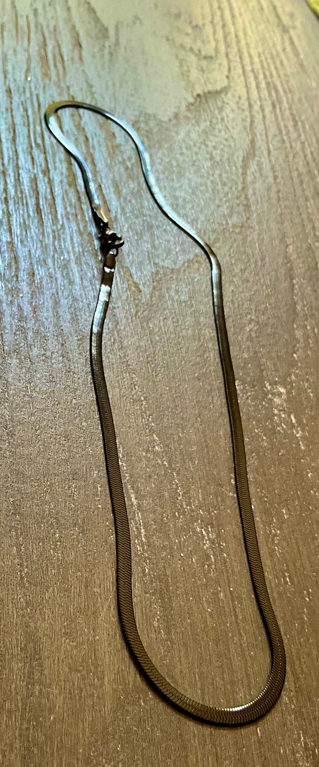 Black Chic Thin Necklace